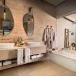 Baño en suite con vistas.