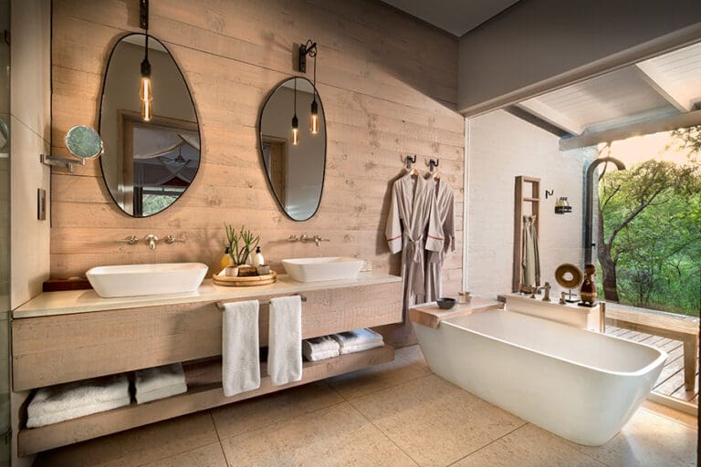 Baño en suite con vistas.