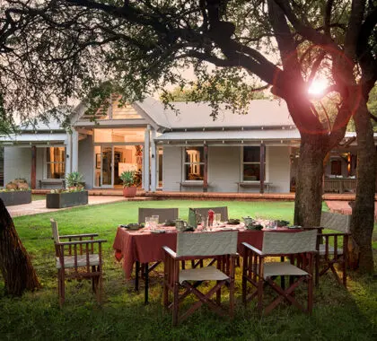 Morukuru-Farm-House---lunch-in-the-garden