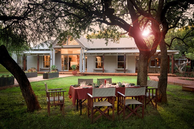 Almuerzo en el jardín de la granja Morukuru.