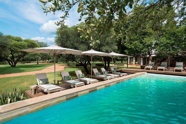 Relájese en la piscina | Morukuru Farm House