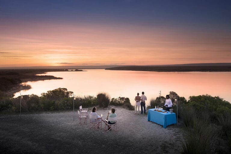 Cena al atardecer con vistas a la playa.