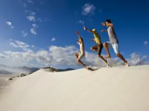 Mosaic propose des promenades sur la plage, des randonnées, des petits déjeuners au champagne et des balades en quad sur la plage.