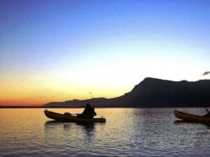 Une excursion en canoë sur le lagon en fin d'après-midi au coucher du soleil est à ne pas manquer.