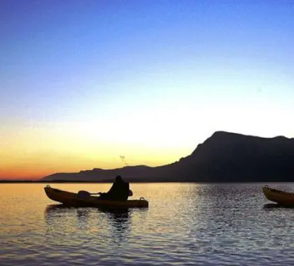 Een kanotocht bij zonsondergang in de lagune is een must.