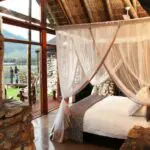 Les chalets intimes jouissent d'une belle vue sur le lagon et les montagnes et conviennent parfaitement aux romantiques et aux couples en lune de miel.