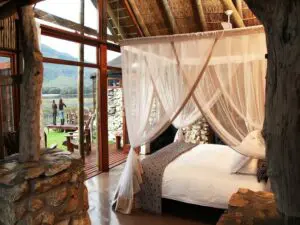 Les chalets intimes jouissent d'une belle vue sur le lagon et les montagnes et conviennent parfaitement aux romantiques et aux couples en lune de miel.