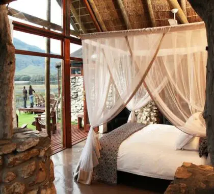 De intieme chalets hebben een prachtig uitzicht op de lagune en de bergen en zijn zeer geschikt voor romantici en honeymooners.