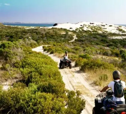 Neem de schilderachtige route met een excursie per quad over de duinen naar het strand.
