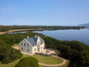 Découvrez l'histoire du "Spookhuis", un manoir restauré sur la propriété.
