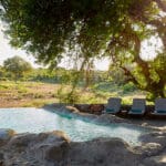 Tome el sol africano junto a la piscina.