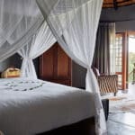 Cada suite doble tiene una cama con dosel y mosquitera.