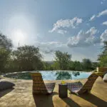 La piscina de inmersión de borde ovalado.