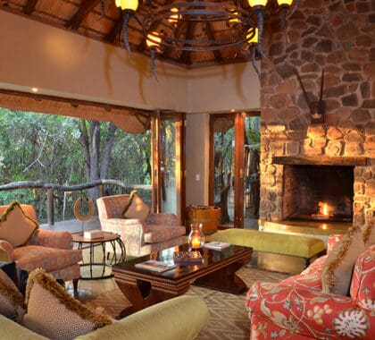 Un salón con una chimenea crepitante.