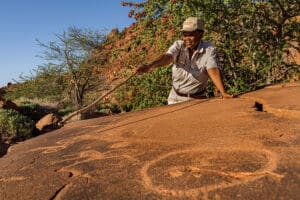 Contemple el arte rupestre de Twyfelfontein. 