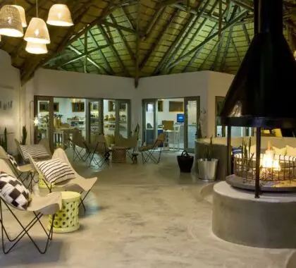 Interni, attività e orari adatti ai bambini ne fanno una destinazione ottimale per le famiglie, alle porte del magico Parco Nazionale Etosha.