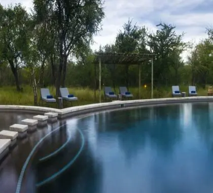 La piscina è dotata di una vasca per bambini ed è il posto migliore per rinfrescarsi e prendere il sole in abbondanza.