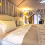 Word wakker met zonlicht dat je slaapkamer binnenstroomt en de bezienswaardigheden en geluiden van de Namibische wildernis.