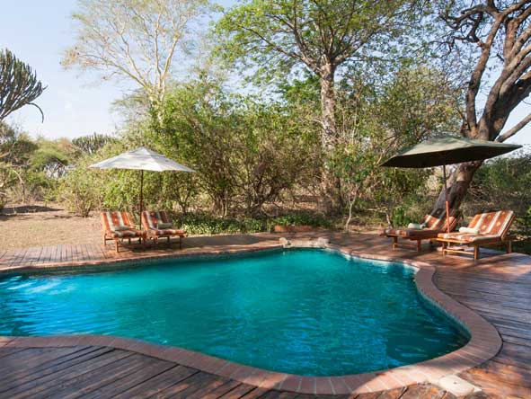 La piscina y las relajantes tumbonas son un bienvenido respiro en los calurosos días de safari.