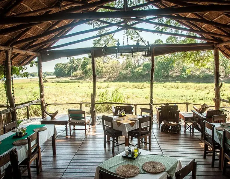 mvuu-lodge-malawi-liwondenp-dining-area-werner-reyneke-new