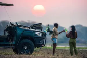 Parada al atardecer para tomar una copa, picar algo y disfrutar de una hermosa puesta de sol africana.
