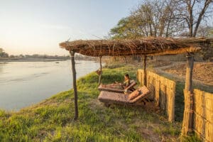 La orilla del río Mwaleshi en el campamento de Mwaleshi.
