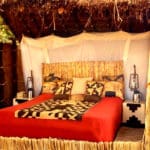 Mwaleshi es un clásico campamento de la sabana Luangwa con cómodos chalés de caña y paja.