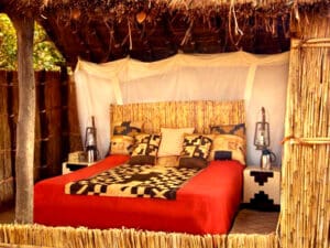 Mwaleshi es un clásico campamento de la sabana Luangwa con cómodos chalés de caña y paja.