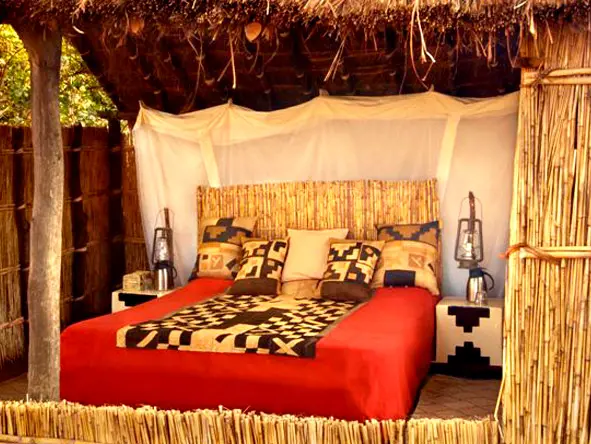Mwaleshi es un clásico campamento de la sabana Luangwa con cómodos chalés de caña y paja.