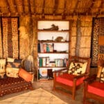 Intercambia historias de safaris en el salón o elige un libro de la biblioteca.