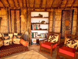Intercambia historias de safaris en el salón o elige un libro de la biblioteca.