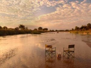 Las espectaculares puestas de sol de Luangwa Norte se disfrutan mejor en el río.