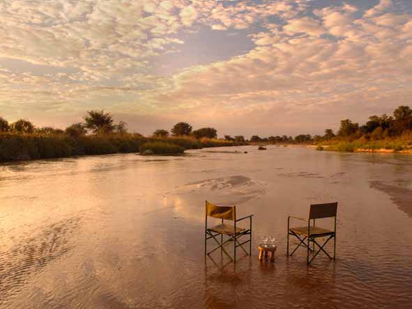 Las espectaculares puestas de sol de Luangwa Norte se disfrutan mejor en el río.