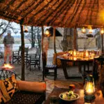 Las noches en Mwaleshi son mágicas: maravillosa comida y bebidas junto al fuego bajo un cielo estrellado.