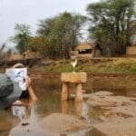 Refrésquese en las aguas poco profundas y seguras del río cerca del campamento