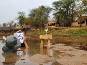 Refrésquese en las aguas poco profundas y seguras del río cerca del campamento