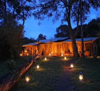 La luz de las velas por la noche da al campamento de lujo Naibor un toque muy romántico.