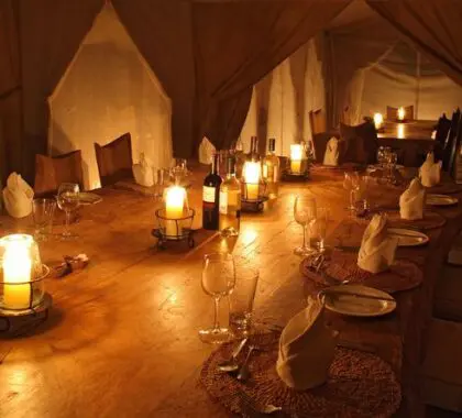 Disfrute de una deliciosa cena a la romántica luz de las velas.