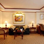 Todas las habitaciones del Nairobi Serena están repletas de comodidades, desde minibar hasta Wi-Fi.