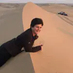 En la cima de una de las dunas de Namibia | Experta en safaris de Go2Africa, Madelein Norval