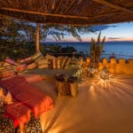 La terraza de arriba tiene unas vistas excepcionales, y una puesta de sol durante todo el año, una de las mejores del lago Malawi.