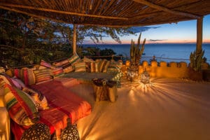 La terraza de arriba tiene unas vistas excepcionales, y una puesta de sol durante todo el año, una de las mejores del lago Malawi.