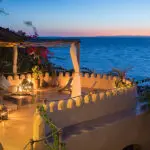 Contemple cómo el sol se oculta en el horizonte a medida que la tarde se convierte en noche.