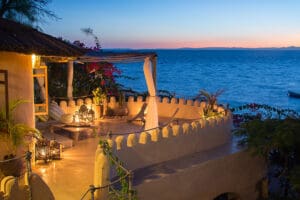 Contemple cómo el sol se oculta en el horizonte a medida que la tarde se convierte en noche.