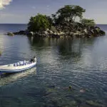 Diríjase en barco a los famosos lugares cercanos para practicar snorkel.