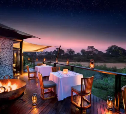 Disfrute de cenas a la luz de las linternas en el Ngala Tented Camp.