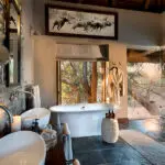 Baño en suite con ducha interior independiente.