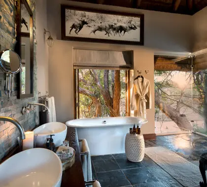 Baño en suite con ducha interior independiente.