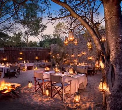 Cena boma en el Ngala Safari Lodge.