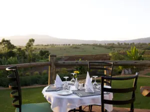 Disfrute de un suculento desayuno mientras contempla el impresionante cafetal de los alrededores.